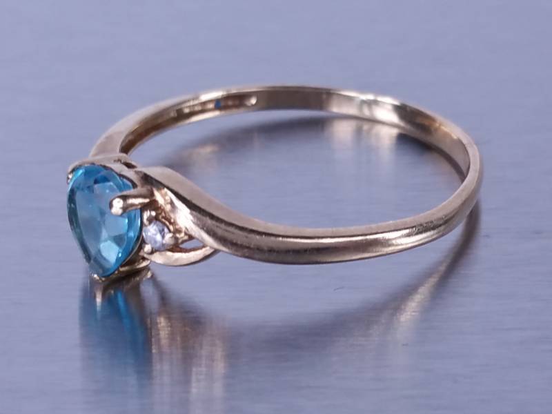 Beautiful Blue Topaz Ring in 10k Yellow Gold