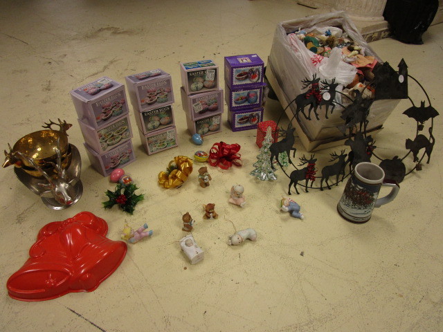 lot 206 image: HOLIDAY HOME ACCESSORIES