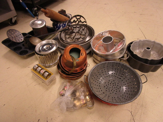 lot 207 image: ASSORTED METAL KITCHENWARE