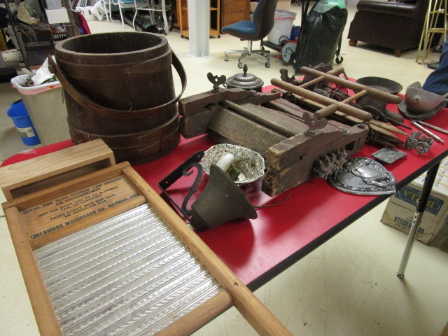 lot 209 image: VINTAGE HOUSEHOLD ITEMS LOT