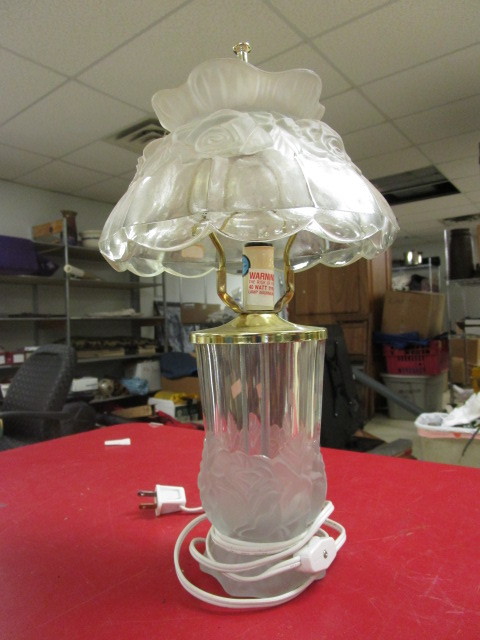 lot 215 image: GLASS TABLE LAMP