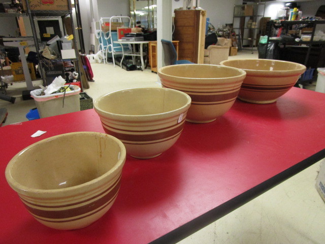 lot 218 image: WATT WARE POTTERY BOWLS