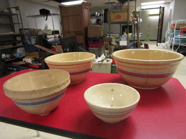 lot 220 image: VINTAGE POTTERY BOWLS