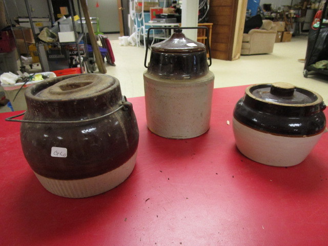 lot 228 image: VINTAGE COVERED BROWN CROCKWARE