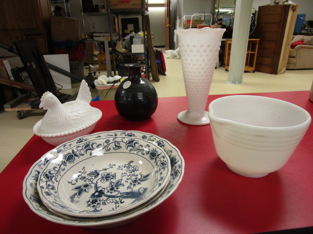 lot 230 image: VINTAGE MILK GLASSWARE AND PORCELAIN