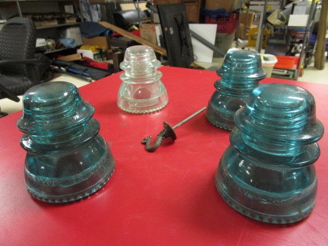 lot 231 image: VINTAGE INSULATORS