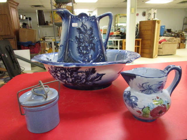 lot 234 image: BLUE PORCELAIN POTTERY