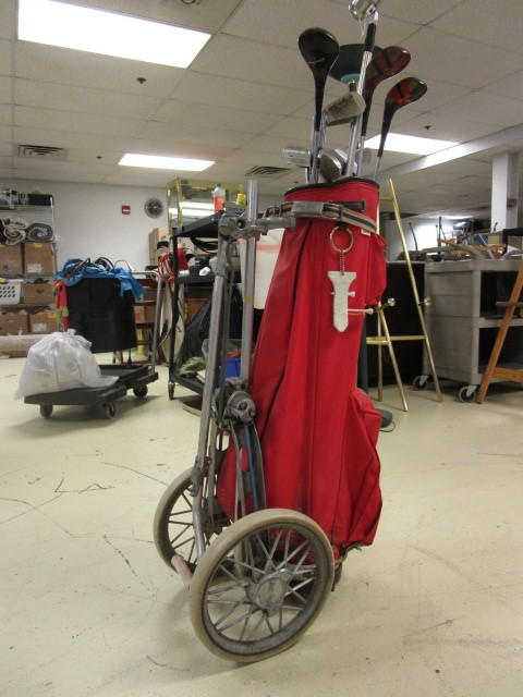 lot 240 image: GOLF CLUBS WITH BAG