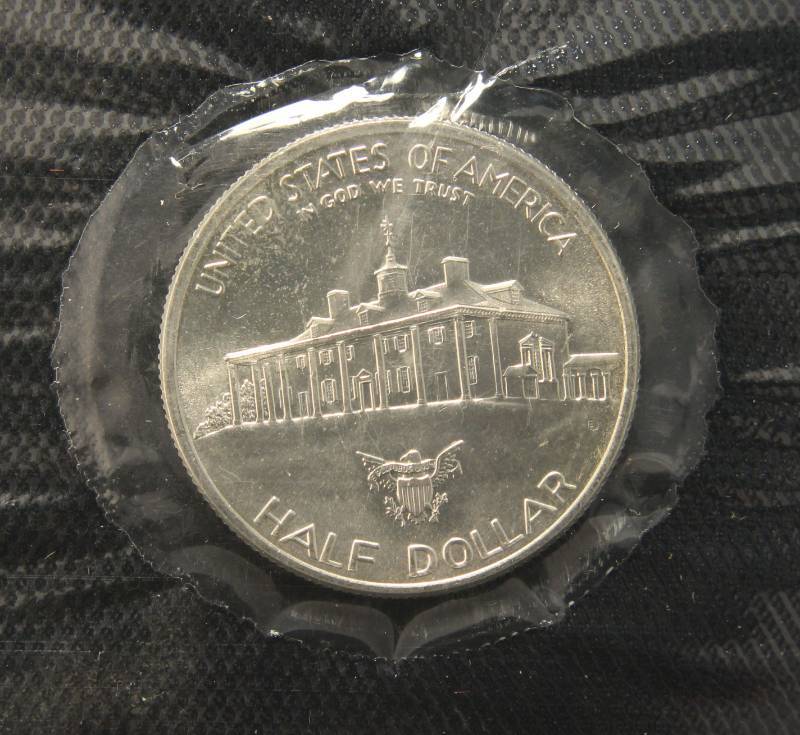 1982 WASHINGTON COMMEMORATIVE SILVER HALF DOLLAR IN ORIGINAL BOX