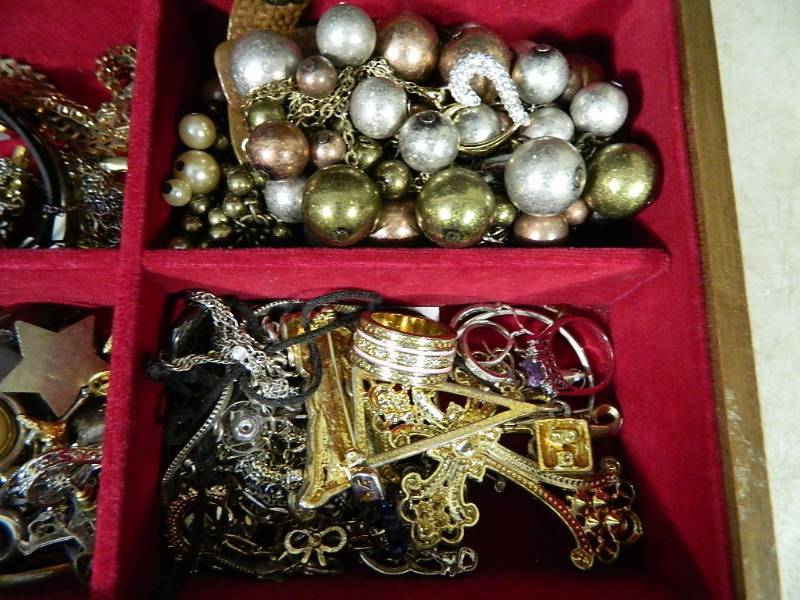 lot 1 image: Jewelry Box Full of Jewelry