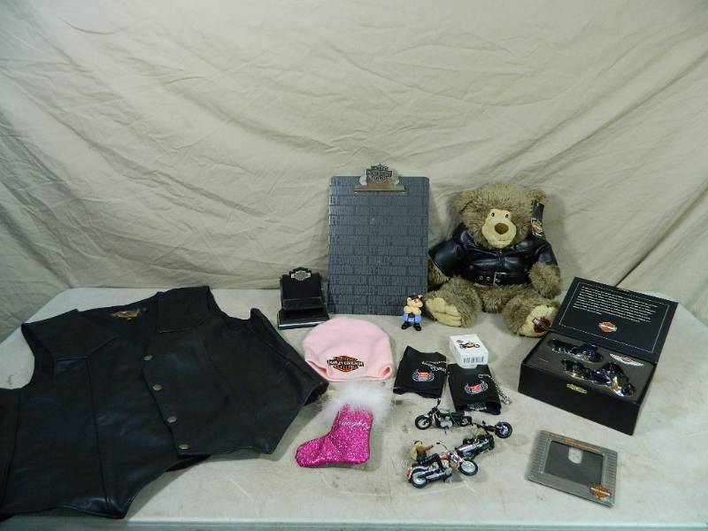 lot 10 image: Harley Davidson Items