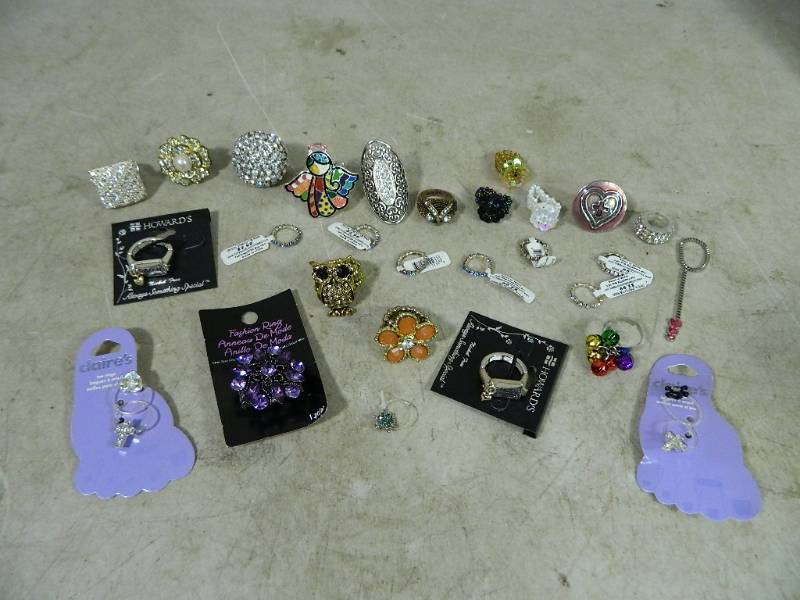 lot 16 image: Assorted Rings