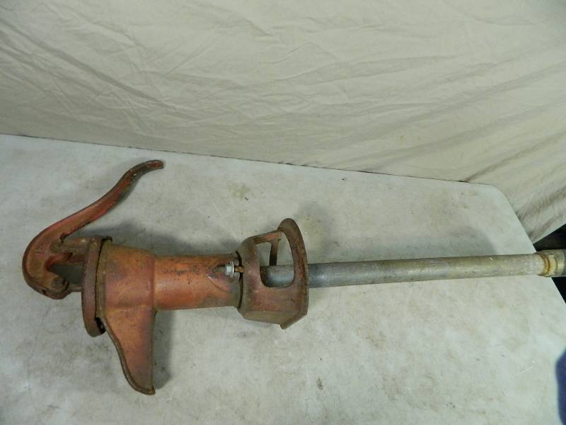 lot 40 image: Antique Cast Iron Well Pump