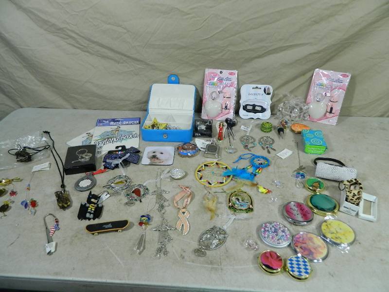 lot 61 image: Cute Gift Shop Items