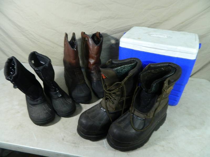 lot 76 image: Size 10 Boots and Cooler