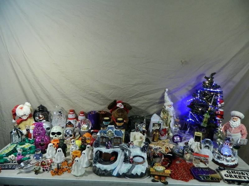 lot 126 image: Holiday Decor