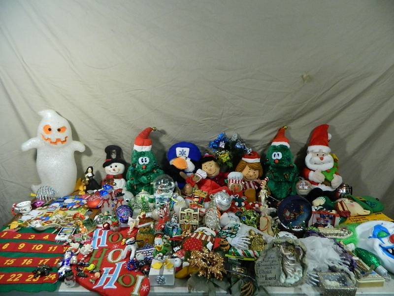 lot 127 image: Holiday Decor