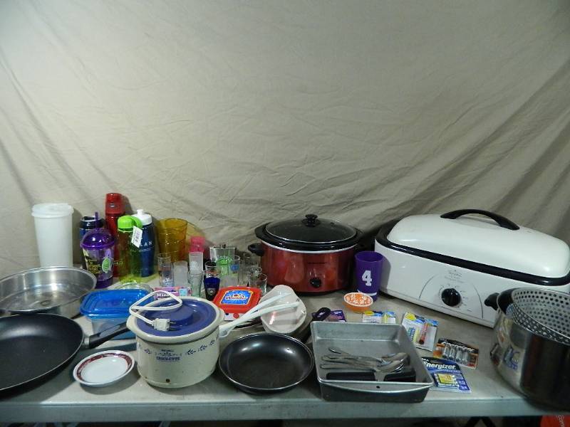lot 131 image: Roaster, Crockpot, and More