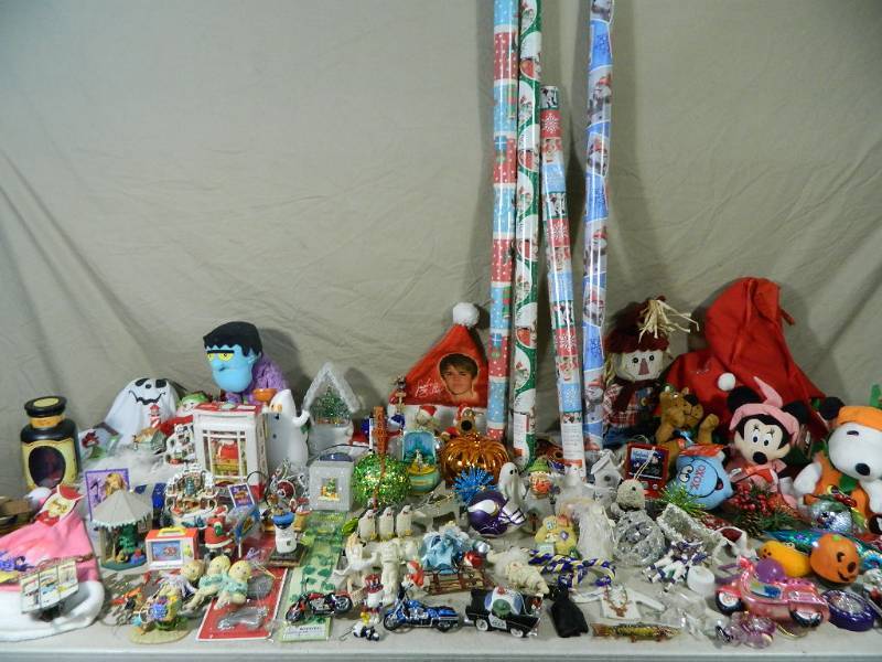lot 133 image: Holiday Decor