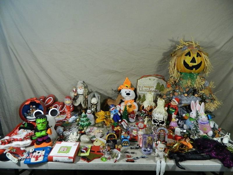 lot 135 image: Holiday Decor