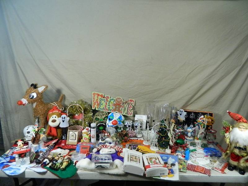 lot 136 image: Duck Dynasty Ornaments, Holiday Decor, More