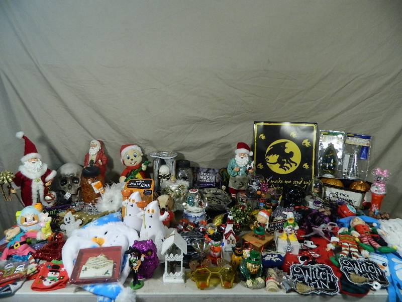 lot 138 image: New and Preowned Holiday Decor