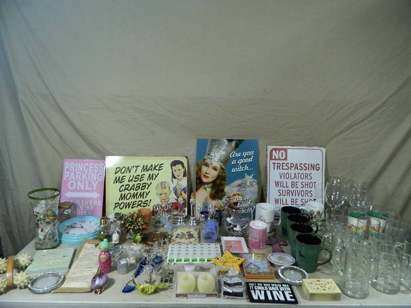 lot 140 image: Home Decor and Kitchen Items