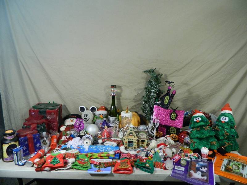 lot 144 image: Holiday Decor