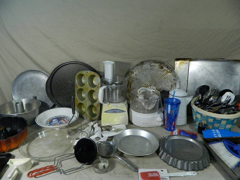 lot 147 image: Kitchen Items