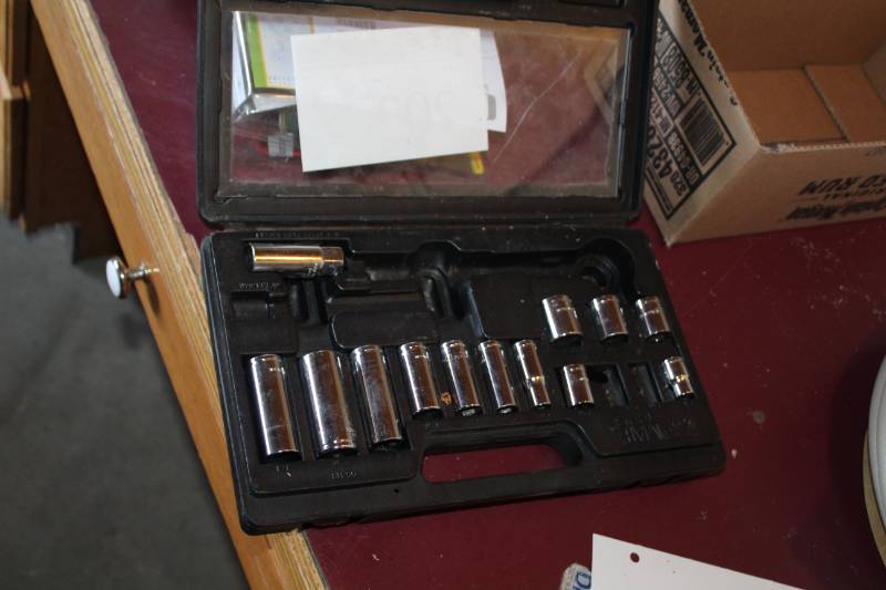 lot 203 image: SAE Socket Set w Case