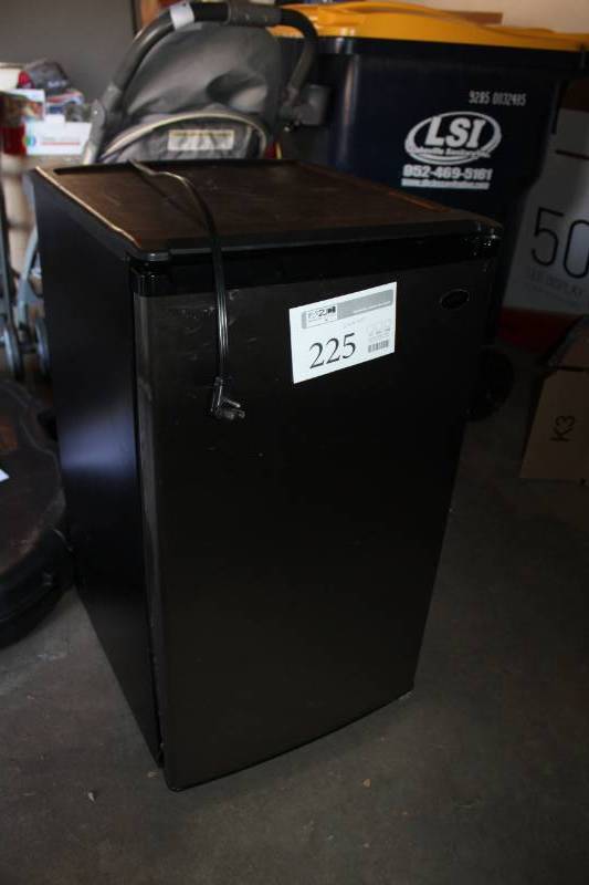 lot 225 image: Sanyo Wine Refrigerator