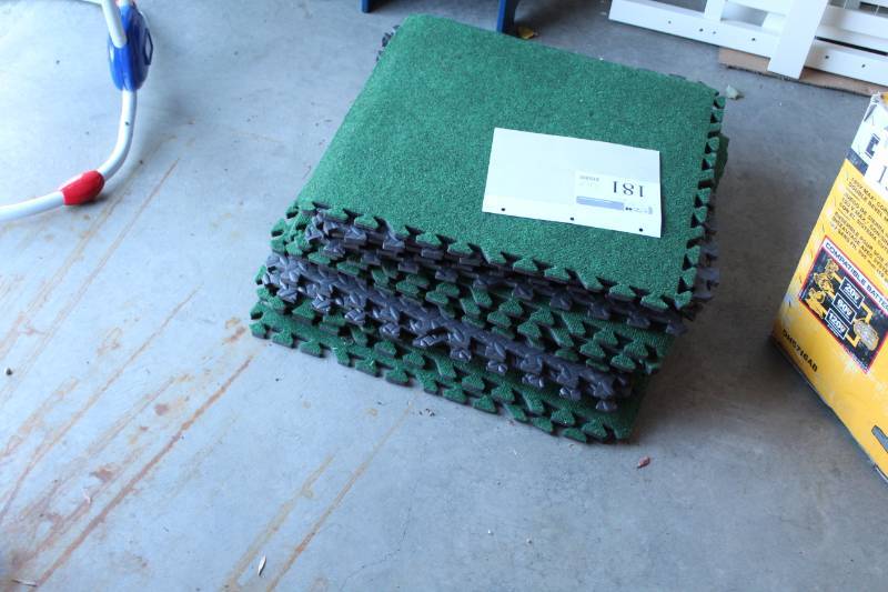 lot 181 image: Interlocking Floor Pads