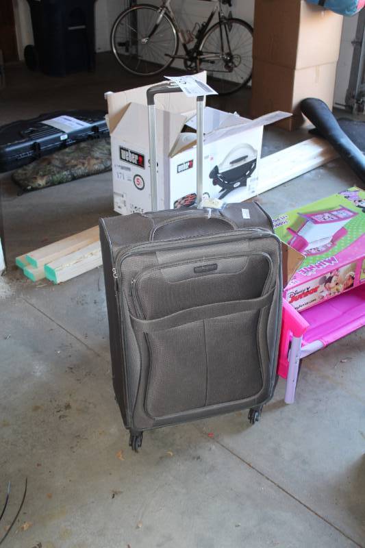 lot 226 image: Samsonite Rolling Luggage