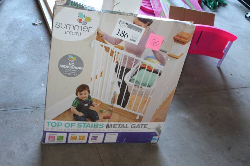 lot 186 image: Summer Infant Top Of Stairs Metal Gate