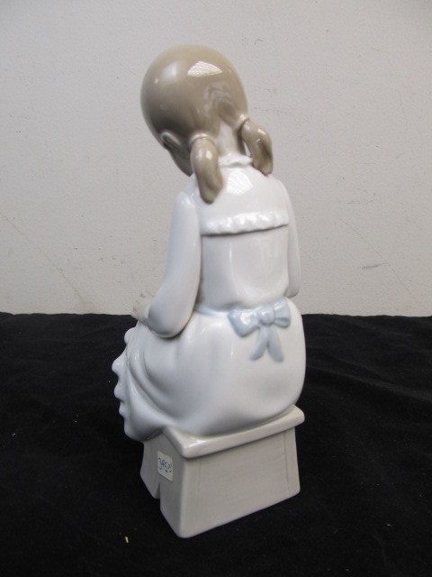 lot 74 image: Vintage Nao Lladdro Porcelain Figurine - Young Girl wChalkboard