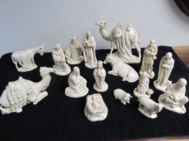 lot 68 image: Large Group of Vintage Ceramic Nativity Figures