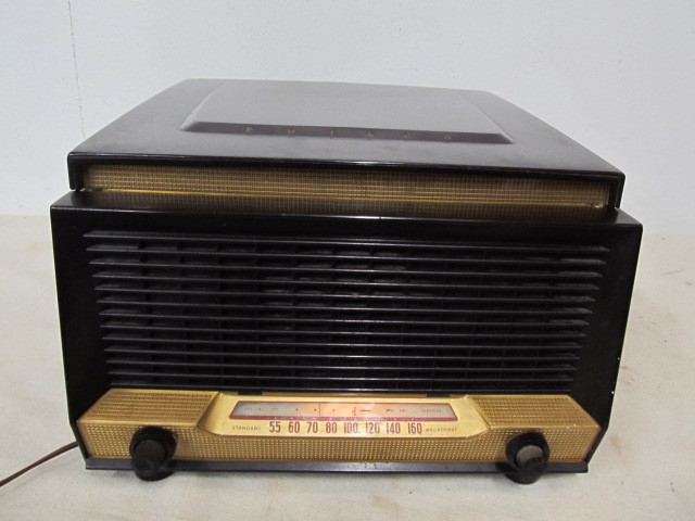 lot 25 image: Vintage PHILCO Turntable & Radio