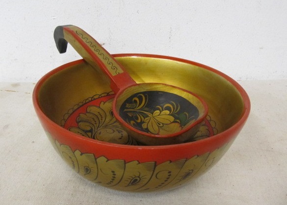 lot 29 image: Hand Painted Vintage Russian Wood Serving Bowl wSpoon