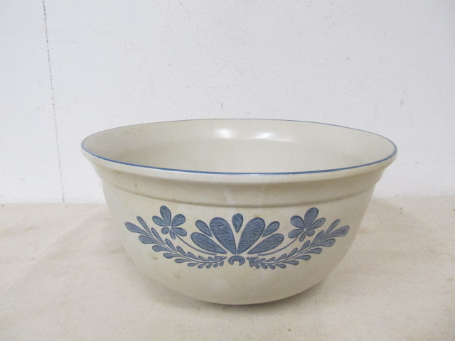 lot 31 image: LARGE Vintage Blue Pfaltzgraff Yorktowne 16 Mixing Bowl