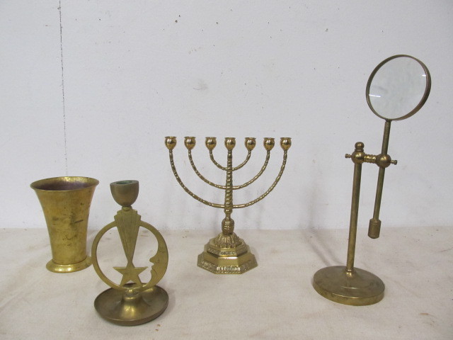 lot 32 image: Group of Quality Vintage Brass Items