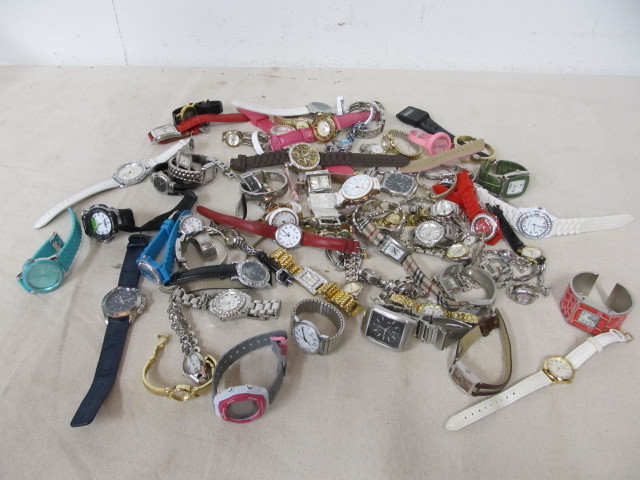 lot 78 image: LARGE Grab Bag of Assorted Watches