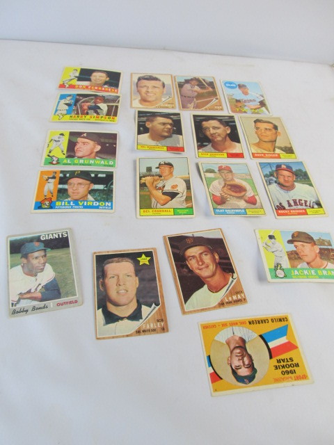 lot 102 image: Small Group of 1960s Baseball Cards