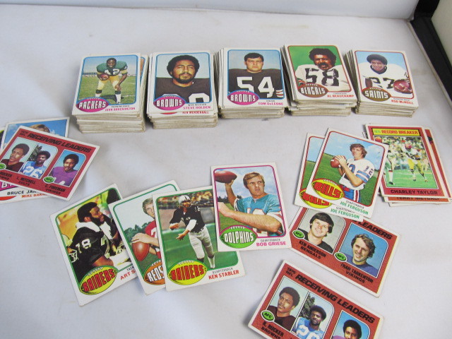 lot 107 image: 1976 Topps Football Cards