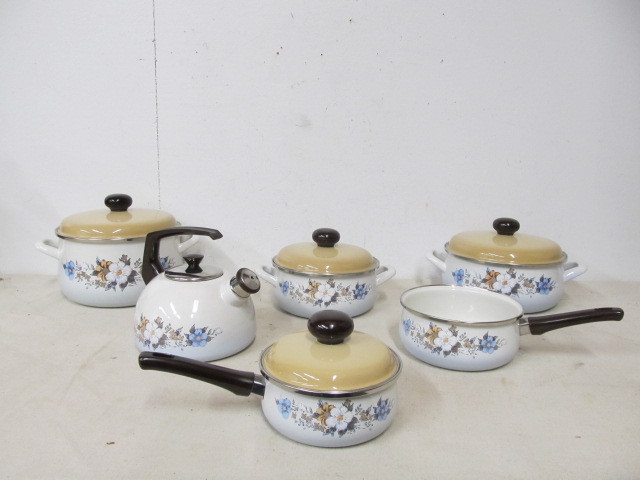 lot 91 image: LIKE NEW Vintage Enameled Cookware