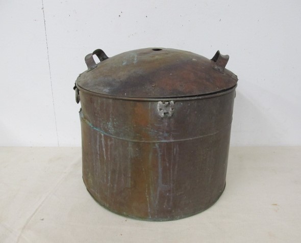lot 97 image: Large Antique Copper Tub wLid
