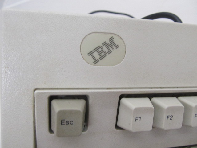 lot 7 image: Vintage IBM Model M Clicky Keyboard - For 5170 Personal Computer