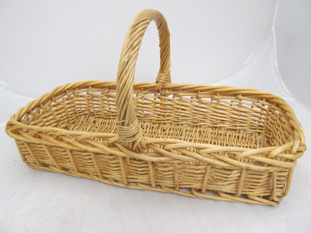 lot 143 image: LARGE 32 Long Wicker Basket