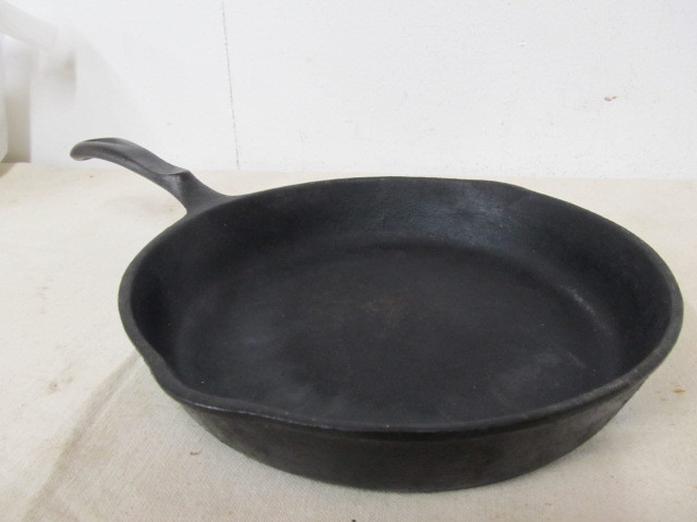lot 144 image: Wagner 1891 Cast Iron 10.5 Skillet
