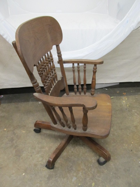 lot 179 image: Vintage Oak Rolling Office Chair