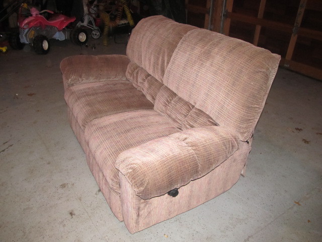 lot 180 image: Like-New Reclining Love Seat
